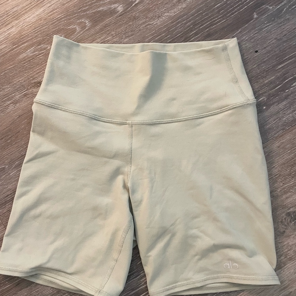 ALO Yoga Tan Bike Shorts for Active Comfort